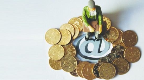 黄金价格受降息预期与美元走势双重影响