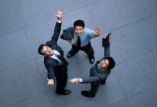 黄金与白银价格因芝加哥商品交易所故障及市场动态上涨