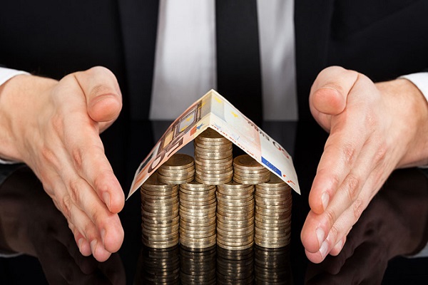 黄金价格受降息预期与美元走势双重影响